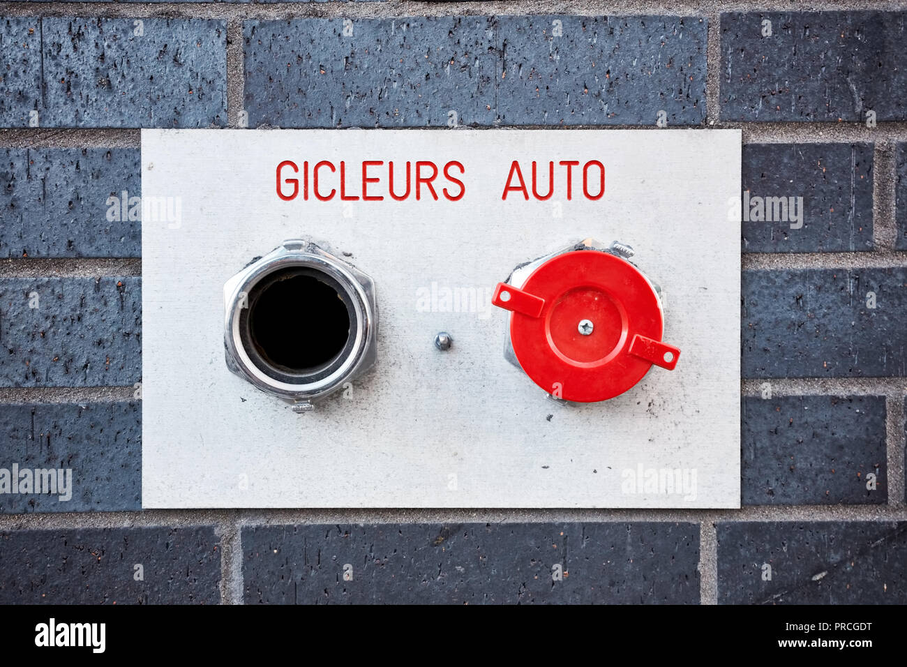 Sprinkler automatico (gicleurs auto) idrante di fuoco sistema su un muro di mattoni a Montreal, Canada. Foto Stock Sprinkler automatico (gicleurs auto) idrante di fuoco sistema su un muro di mattoni a Montreal, Canada. Foto Stock