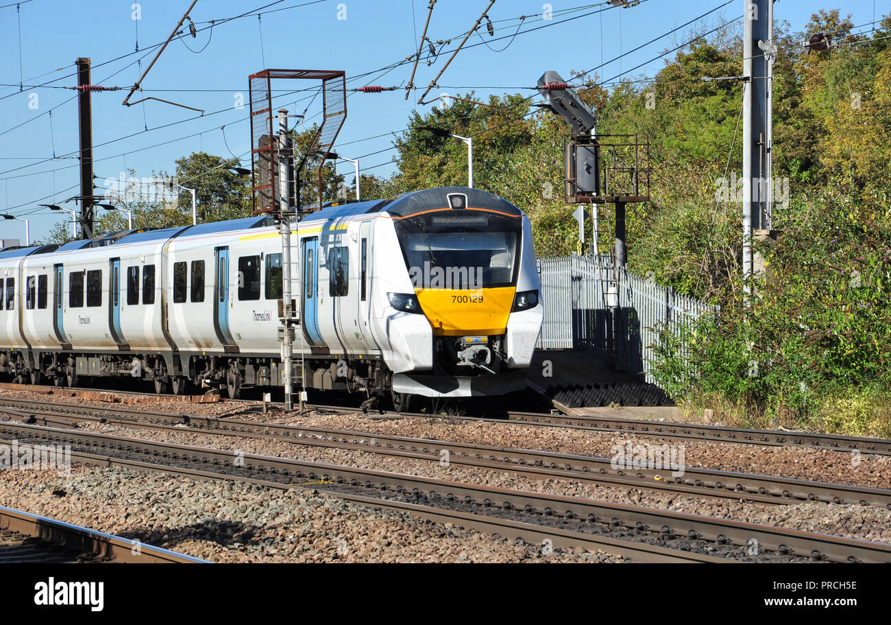 Classe Thameslink 700 elettrico unità multiple dirigetevi a sud dalla stazione a Hitchin, Hertfordshire, Inghilterra, Regno Unito Foto Stock