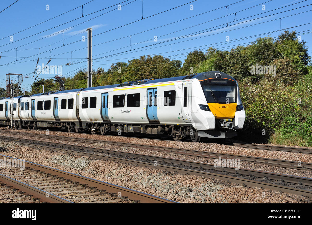 Classe Thameslink 700 elettrico unità multiple dirigetevi a sud dalla stazione a Hitchin, Hertfordshire, Inghilterra, Regno Unito Foto Stock