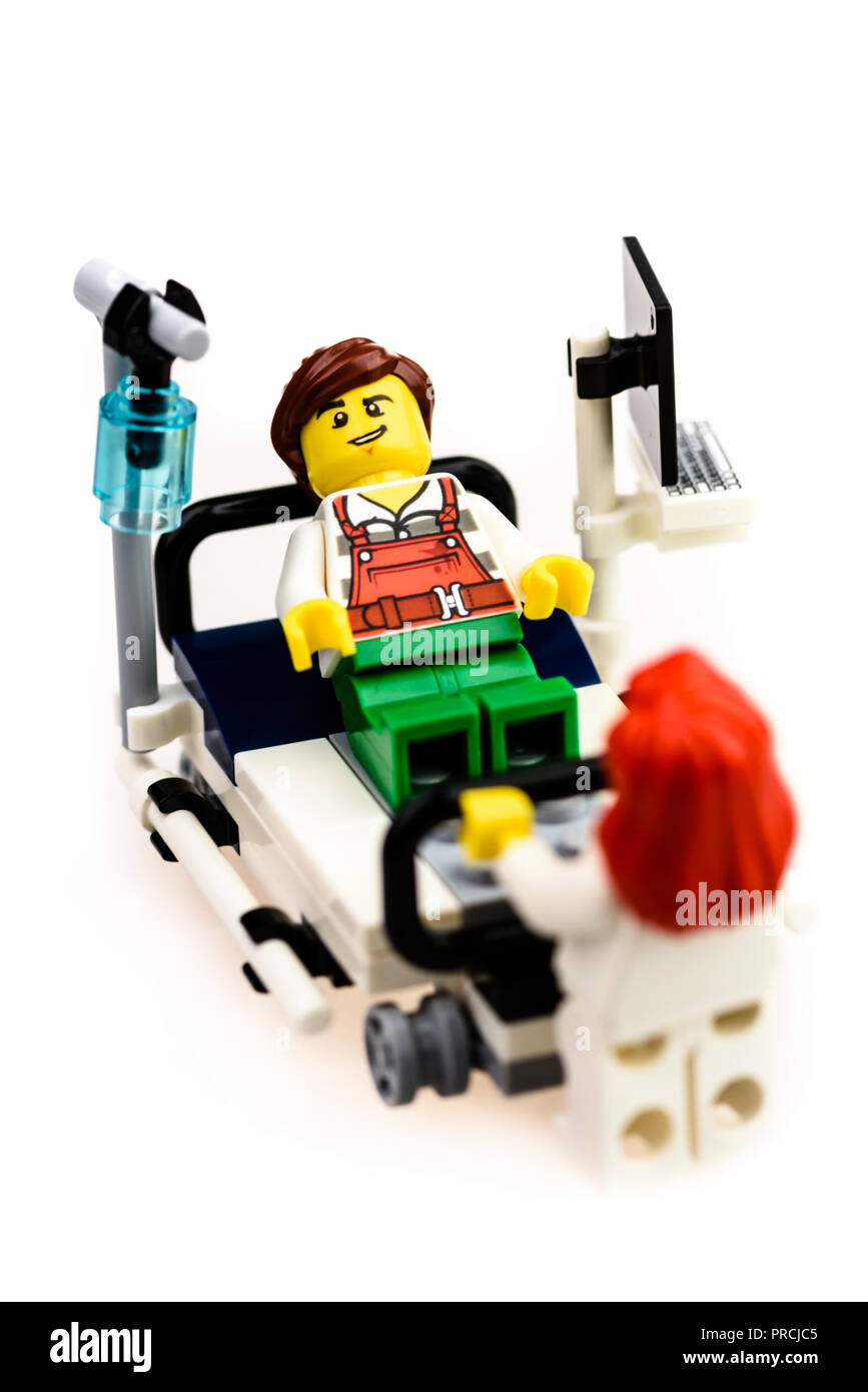 Lego infermiera spinge un paziente in un letto di ospedale. Foto Stock