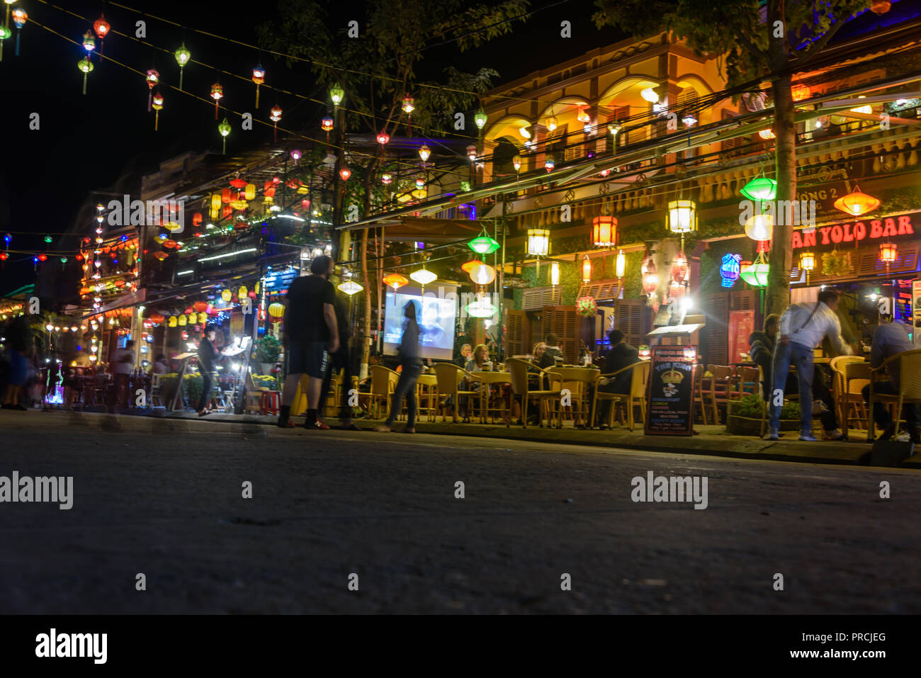 Lanterne colorate paralumi appendere al di fuori di ristoranti a Hoi An, Vietnam Foto Stock