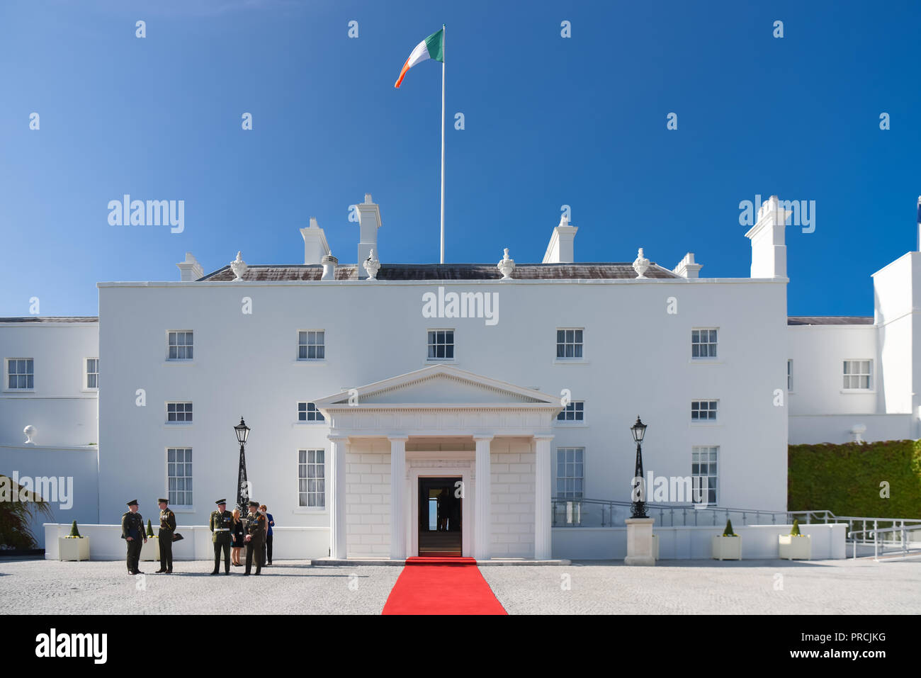 I soldati attendono fuori Aras un Uachteran, la residenza del Presidente irlandese, per un visitatore VIP. Phoenix Park di Dublino, Irlanda. Foto Stock