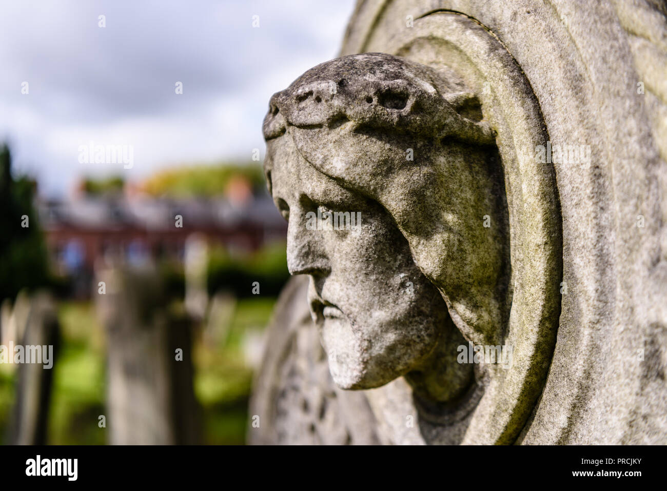 Scolpire il volto di Gesù su una pietra tombale. Foto Stock