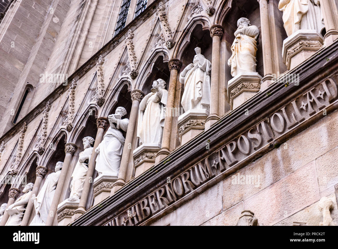 Statue di marmo dei santi sopra l'entrata di Armagh Cattedrale cattolica romana, Armagh, Irlanda del Nord. Foto Stock