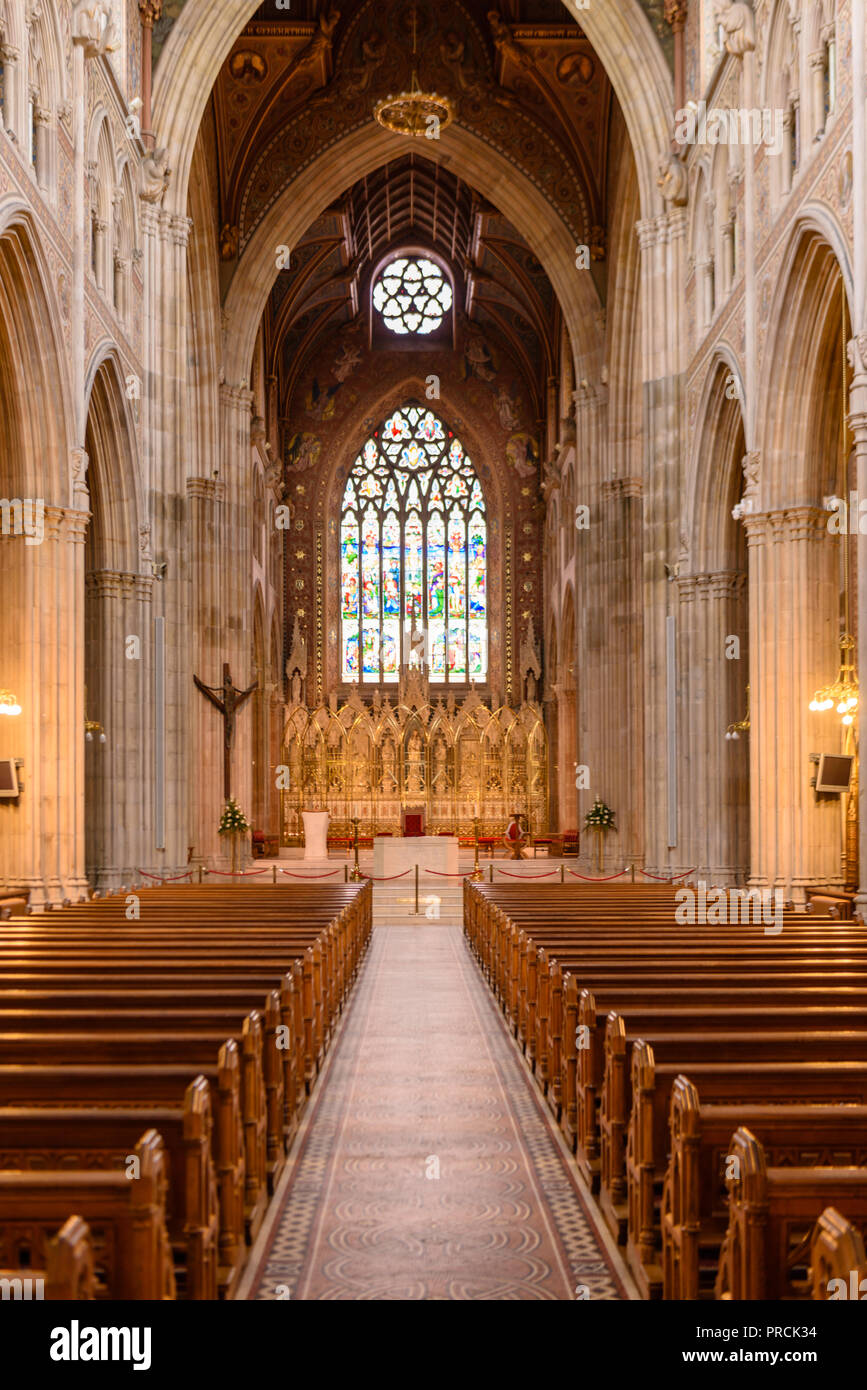 Corsia verso il centro della Cattedrale di Armagh, Irlanda del Nord. Foto Stock