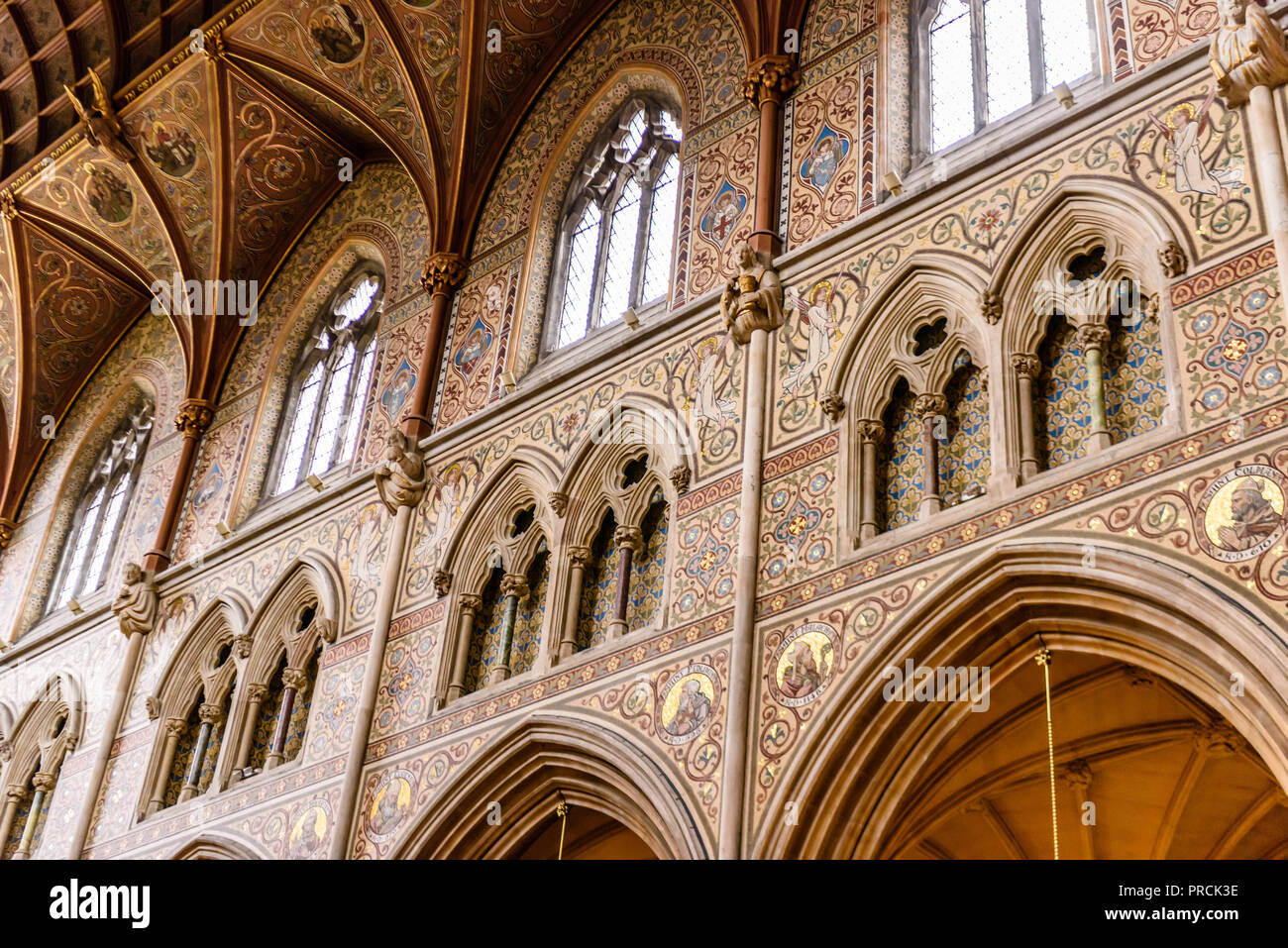 Ornato di piastrelle a mosaico con foglia oro sulle pareti e sul soffitto all'interno di Armagh Cattedrale cattolica romana, l'Irlanda del Nord. Foto Stock