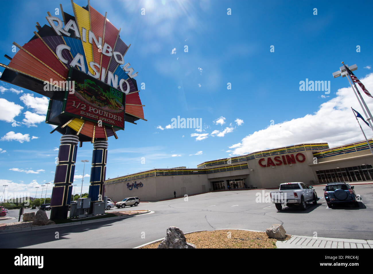 WEST WENDOVER, NEVADA: un segno per il Rainbow Casino di luci al neon Foto Stock