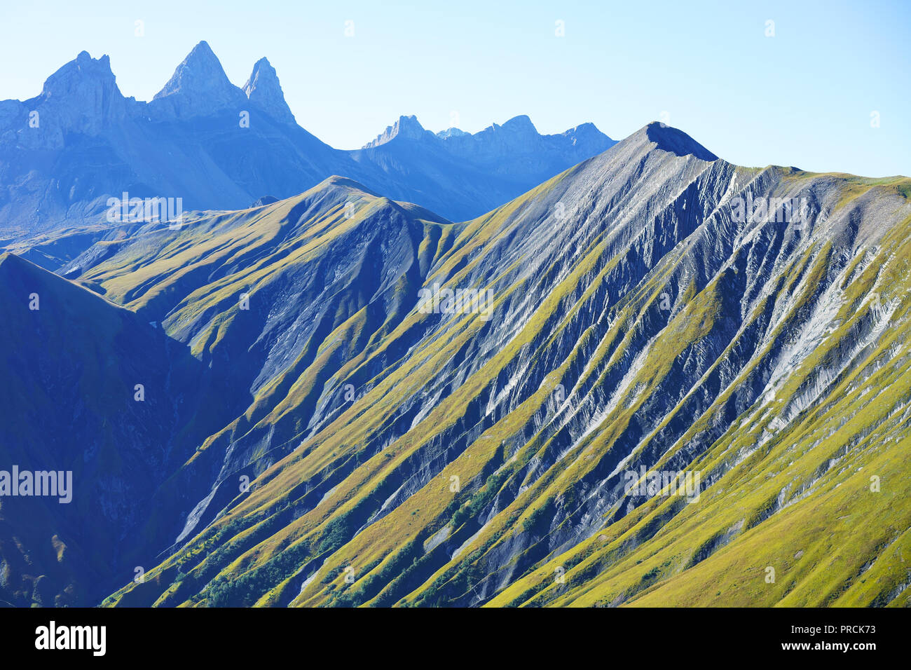 VISTA AEREA. Mont Falcon (quota: 2625 m s.l.m.) con la sua faccia orientale di gole di parralel. Saint-Jean-d'Arves, Savoia, Auvergne-Rhône-Alpes, Francia. Foto Stock