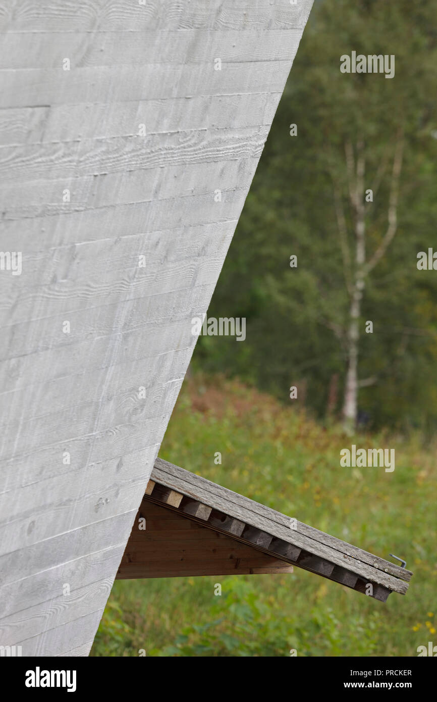 Dettaglio della parte esterna dopo la pioggia con calcestruzzo frantumato e la sporgenza del legname e la valle al di là in estate. Ivar Aasen Center, Orsta, Norvegia. Architetto: Sv Foto Stock