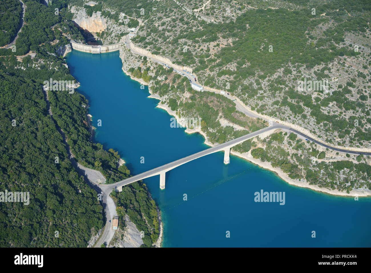 VISTA AEREA. Diga del Lago di Sainte-Croix nella valle del fiume Verdon. Regione Var (riva sinistra) e regione Alpes-de-Haute-Provence (riva destra), Francia. Foto Stock