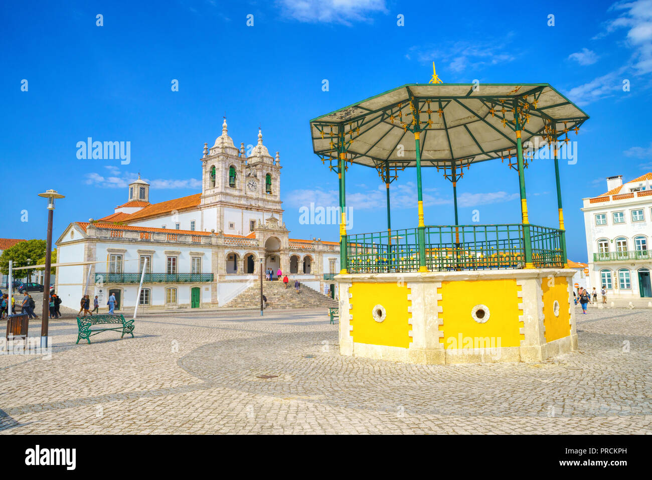 La vista di Nossa Senhora da Nazare chiesa sulla piazza centrale della cittadina Nazare. Portogallo Foto Stock