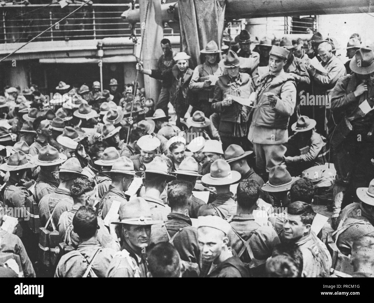 1918 U.S. Soldati e marinai studiare il francese. Queste lezioni sono tenute da un ufficiale francese lungo il tragitto per la Francia a bordo di una U.S.A. Il trasporto. Nella zona di sottomarino e ognuno ha un salvagente Foto Stock