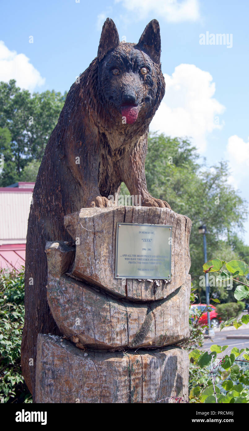 Statua in legno e la tomba di polizia K9 Zeek in Westland, Michigan Foto Stock