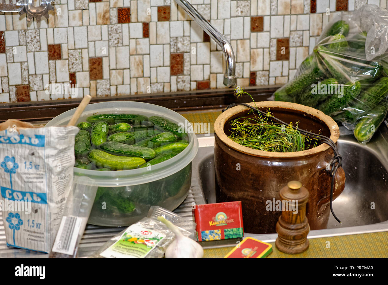 Verde sottaceto cetrioli in vasi di vetro sul bancone della cucina Foto Stock