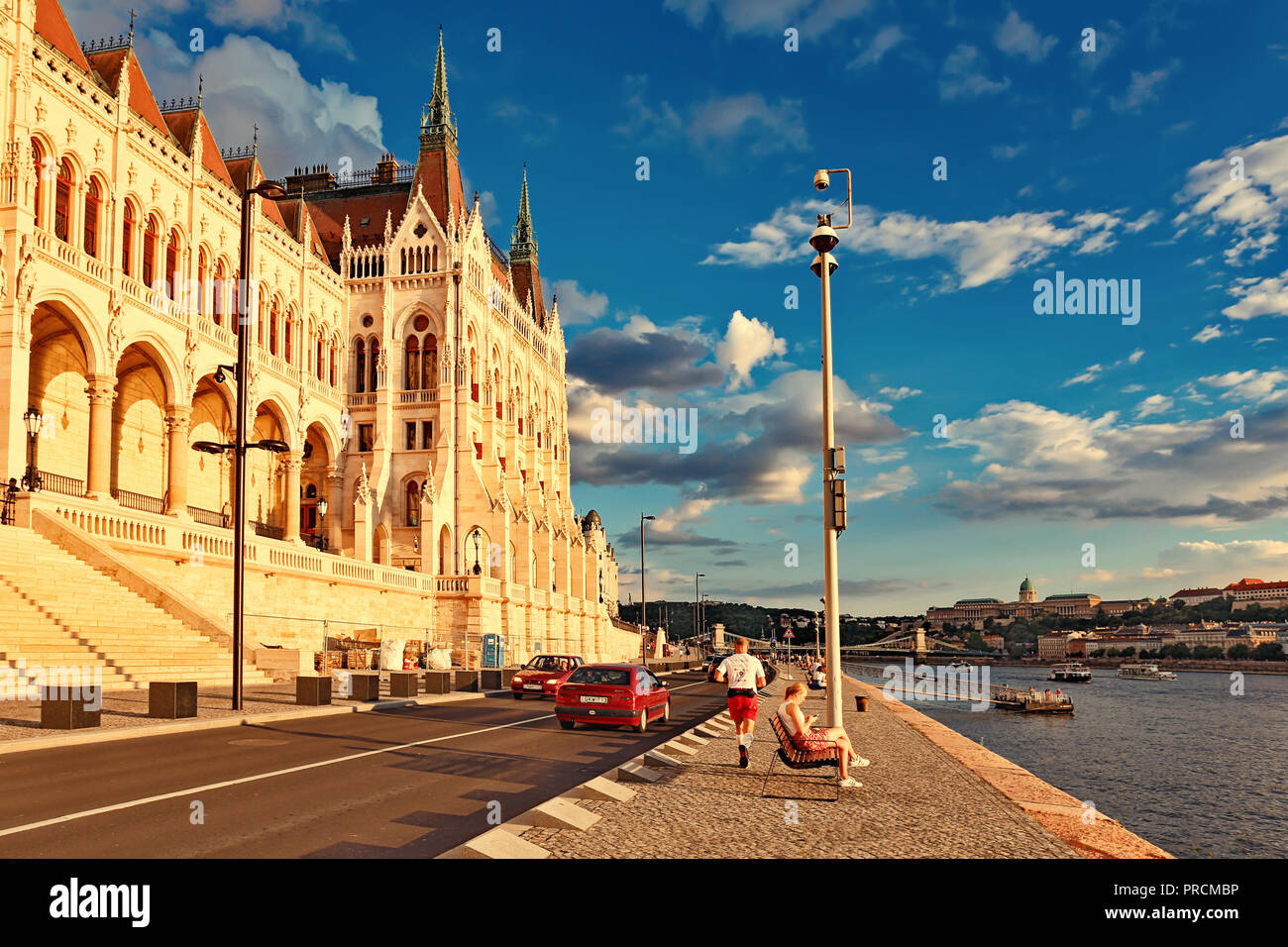 Vista del Palazzo Reale e di Buda dal terrapieno vicino al parlamento ungherese al tramonto. Foto Stock