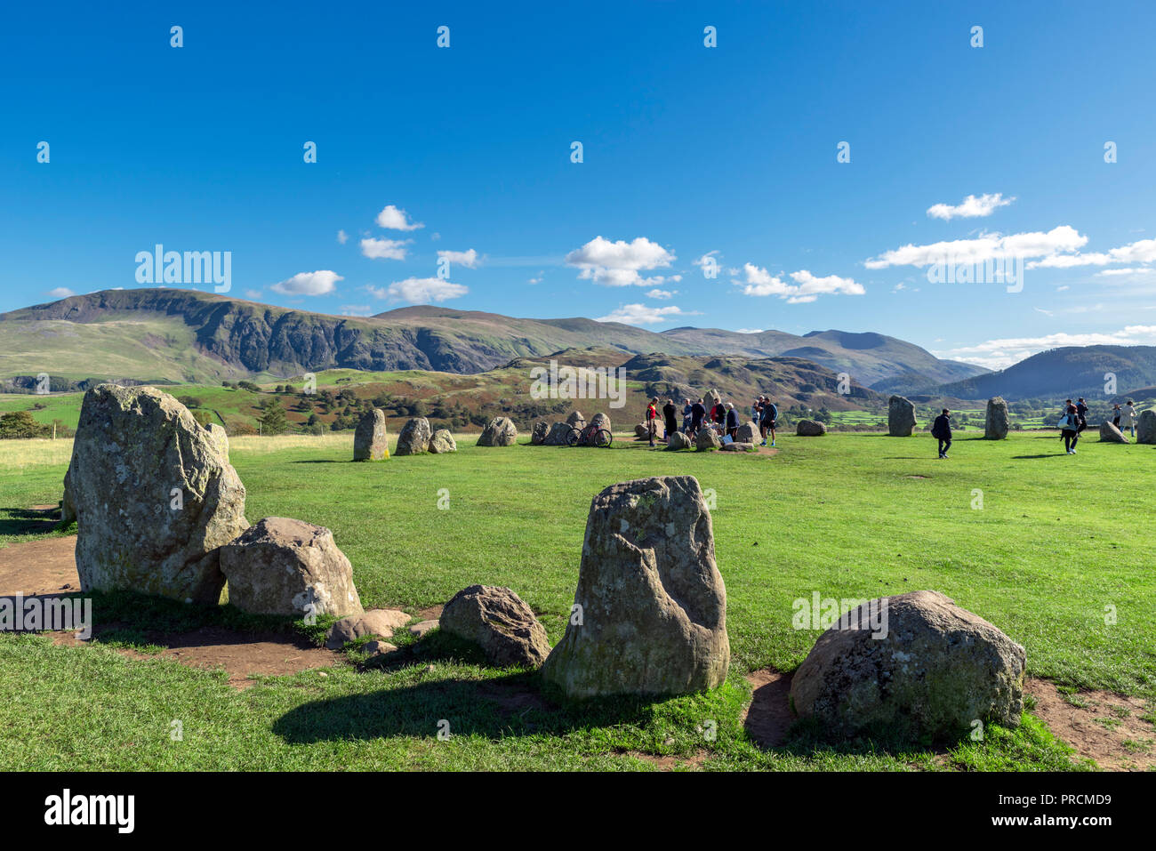 I visitatori a Castlerigg Stone Circle, un tardo neolitico all età del bronzo recente sito vicino a Keswick, Lake District, Cumbria, Regno Unito Foto Stock