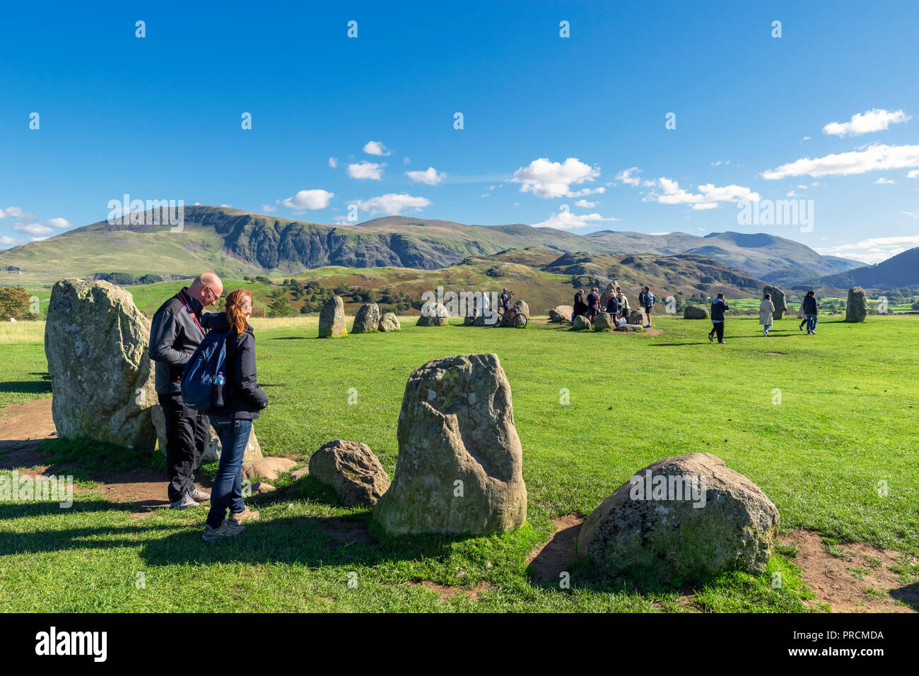 I visitatori a Castlerigg Stone Circle, un tardo neolitico all età del bronzo recente sito vicino a Keswick, Lake District, Cumbria, Regno Unito Foto Stock