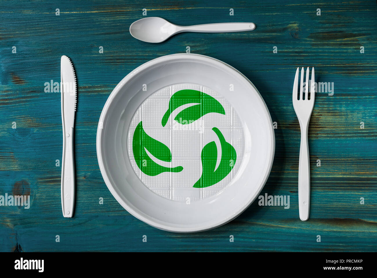 Vista dall'alto di un materiale plastico riciclabile e piatto con ambientale logo verde Foto Stock