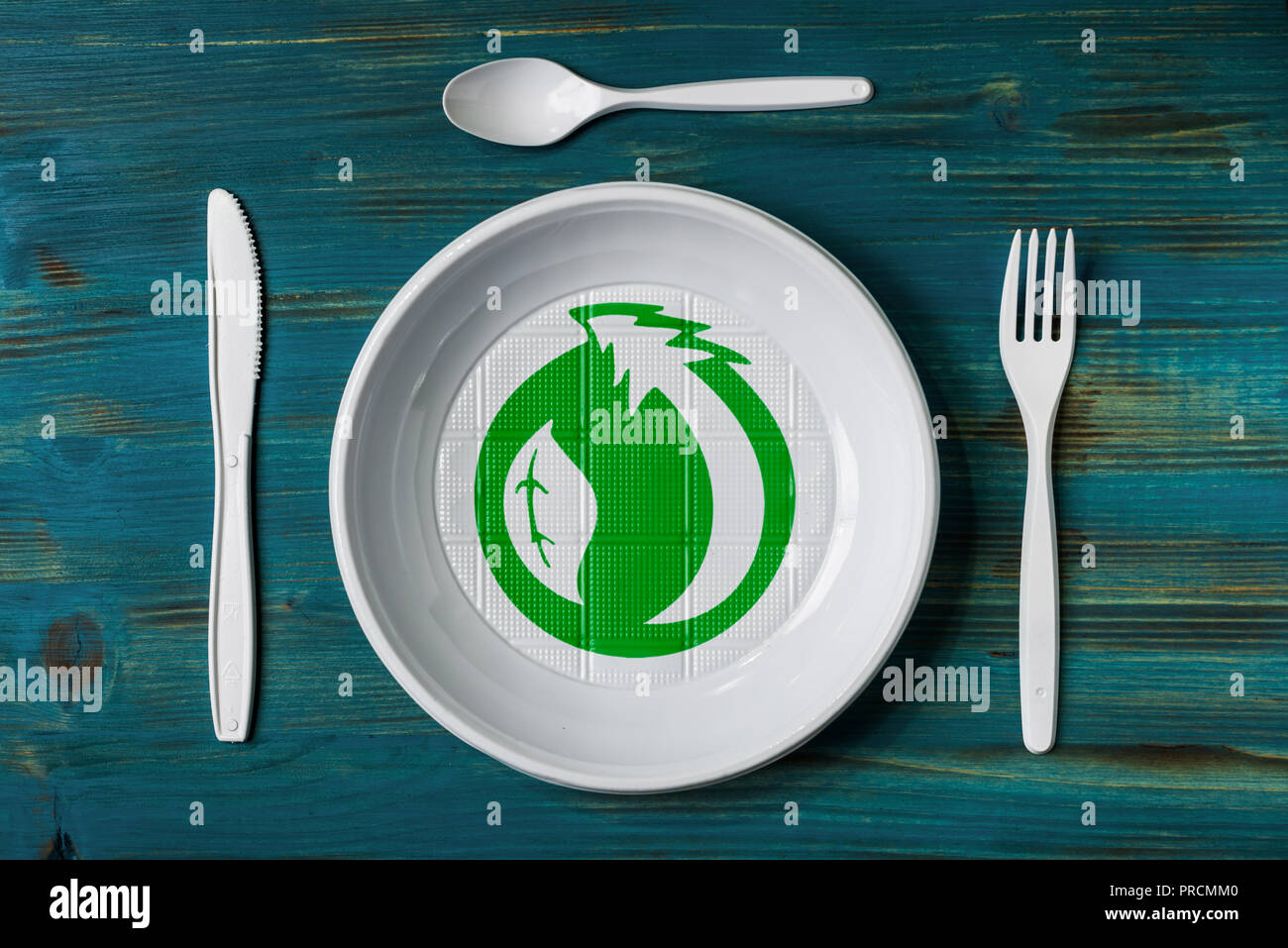 Vista dall'alto di un materiale plastico riciclabile e piatto con ambientale logo verde Foto Stock