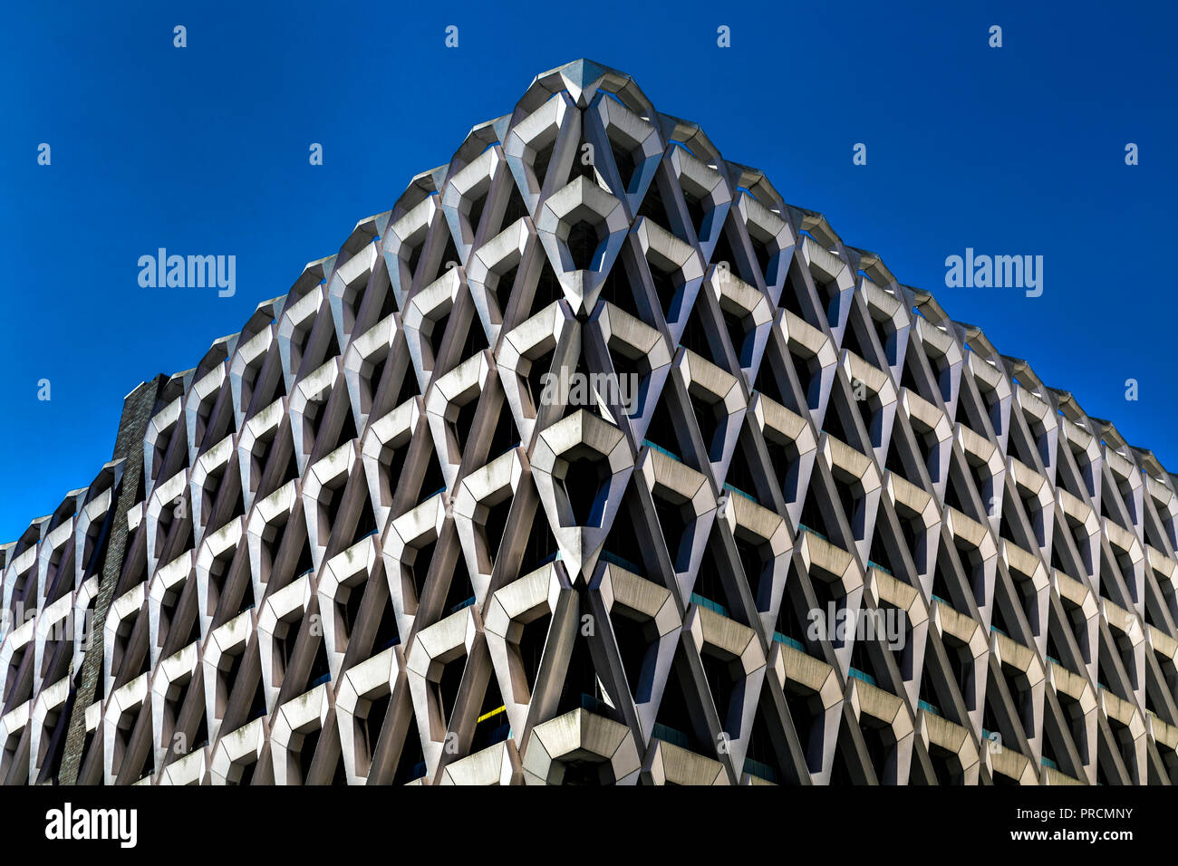 Dettaglio di un Brutalist edificio di stile (Welbeck Street Car Park, ora demolita, a Londra, Regno Unito) Foto Stock