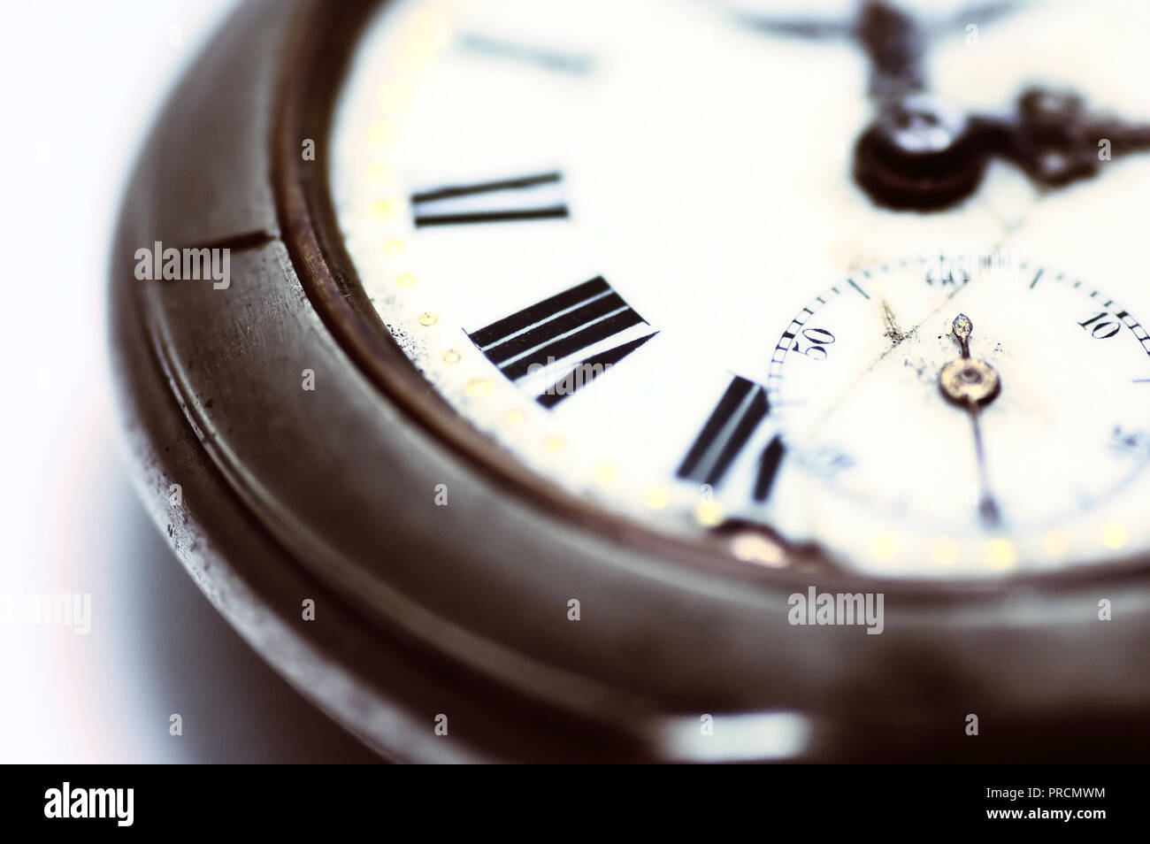 Close up dettaglio di un antico orologio da tasca rotto Foto Stock