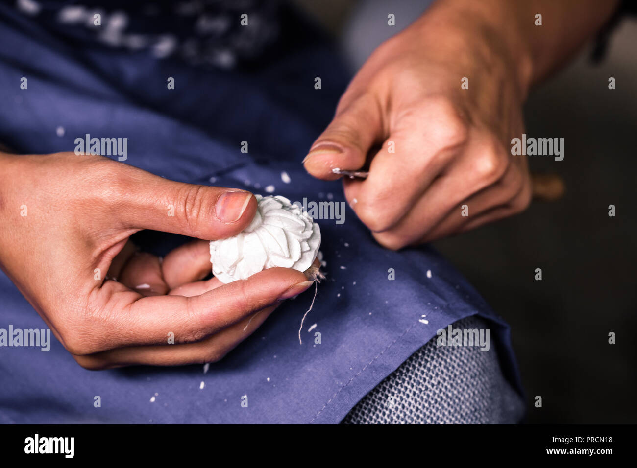 Mani di craftswoman carving meerschaum una pietra con un ccalpel Foto Stock