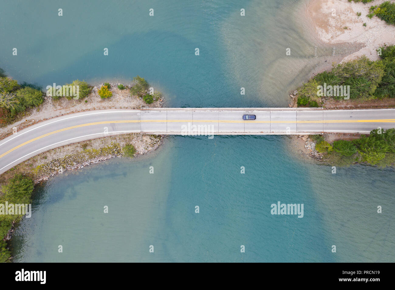 Vista aerea di un ponte stradale sul lago nello Stato di Washington, USA Foto Stock