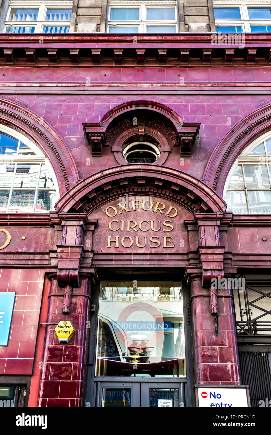 Stazione di Oxford Circus, Oxford Circus House ingresso dell'edificio per la metropolitana con rosso di piastrelle di ceramica rivestimento facciata, London, Regno Unito Foto Stock
