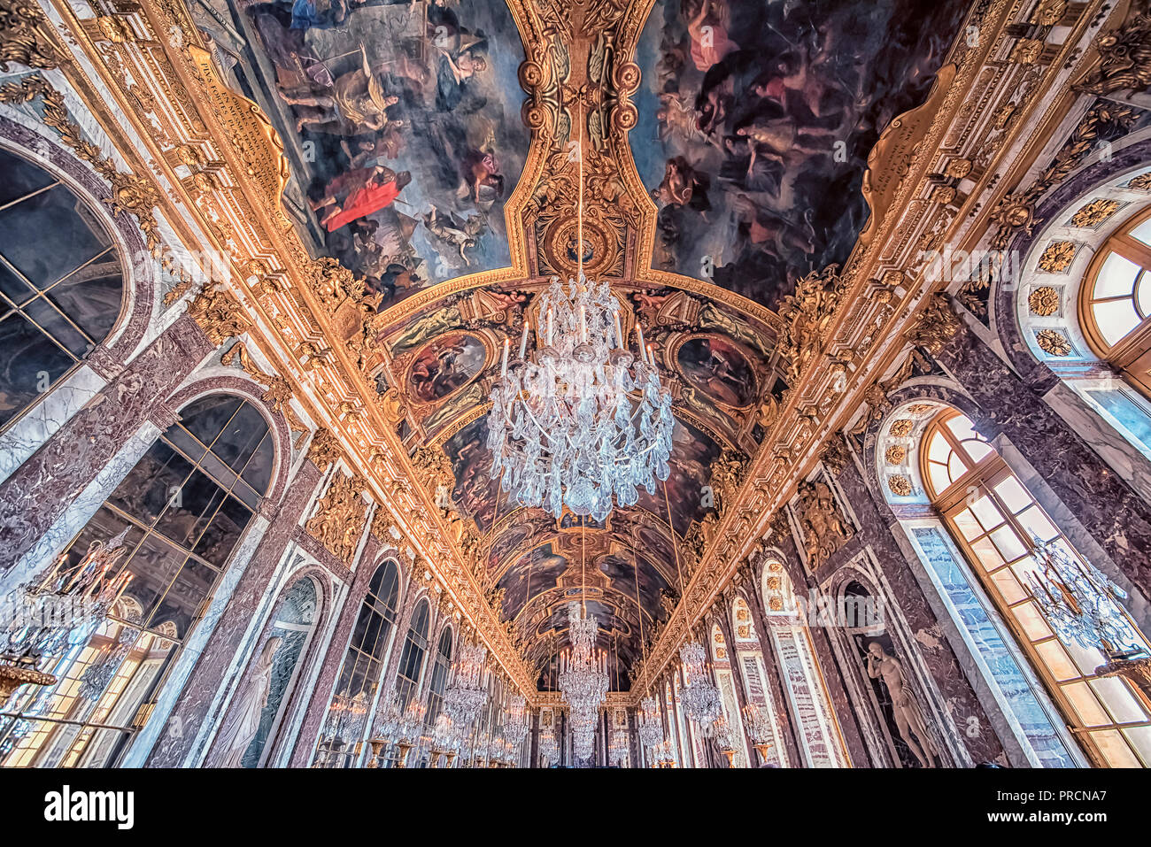 Sala degli Specchi soffitto nel palazzo di Versailles vicino a Parigi, Francia Foto Stock