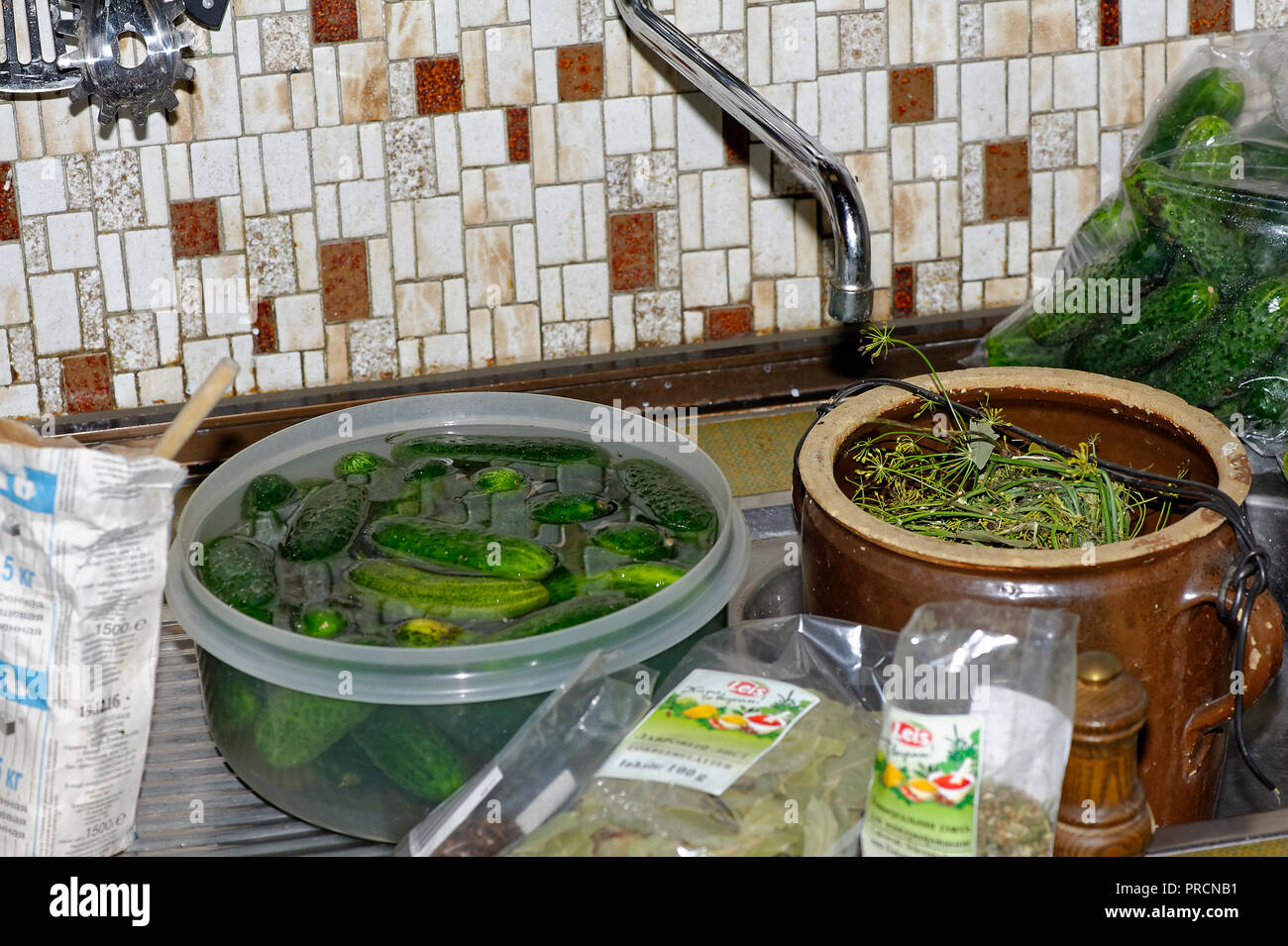 Verde sottaceto cetrioli in vasi di vetro sul bancone della cucina Foto Stock