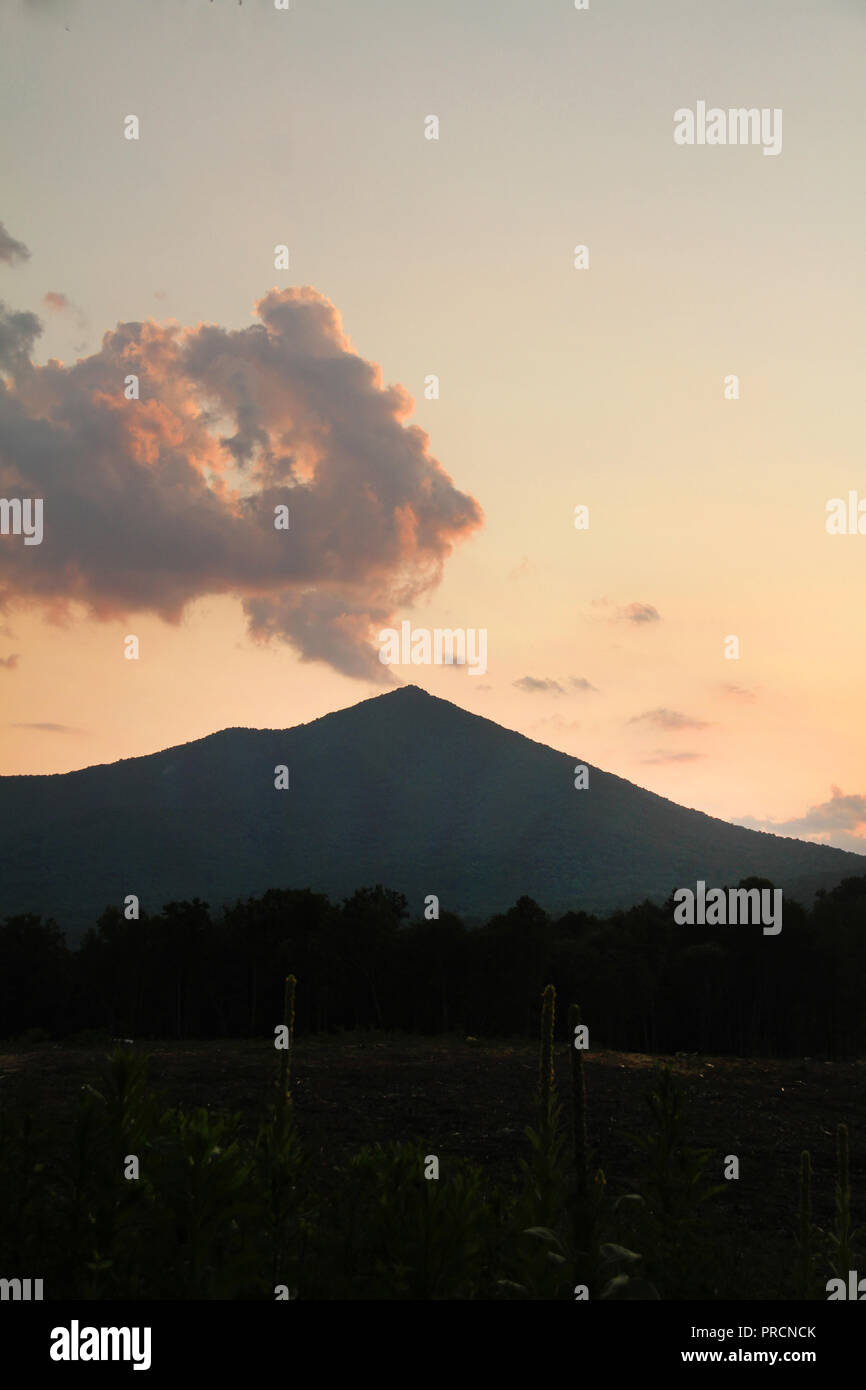 Virginia, Stati Uniti. Vista di Sharp Top con nuvola in cima all'alba. Foto Stock