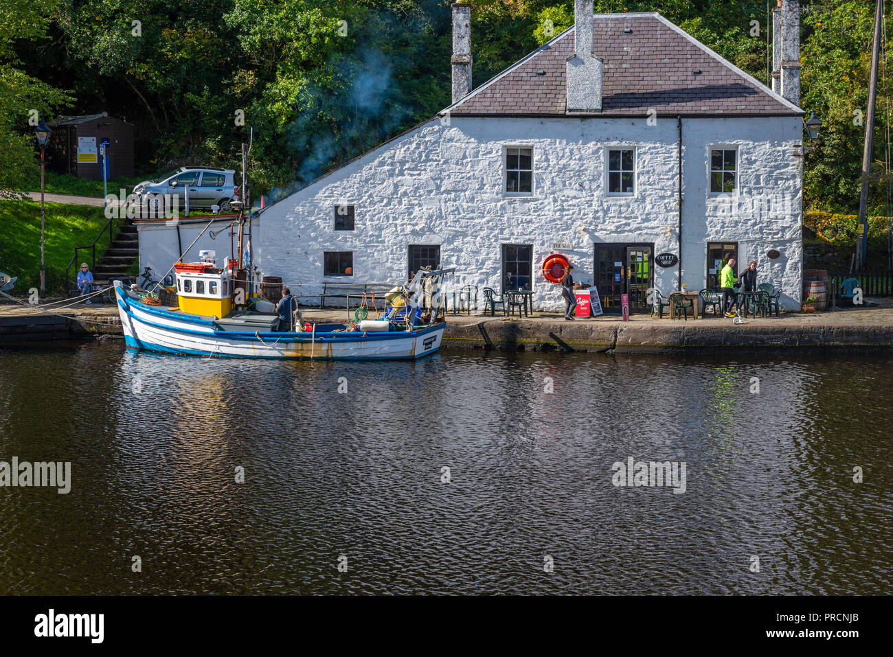 Cafe e la barca da pesca nel Crinan Canal Basin, Argyll Scozia Scotland Foto Stock