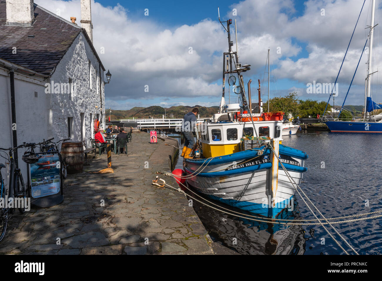 Cafe e la barca da pesca nel Crinan Canal Basin, Argyll Scozia Scotland Foto Stock