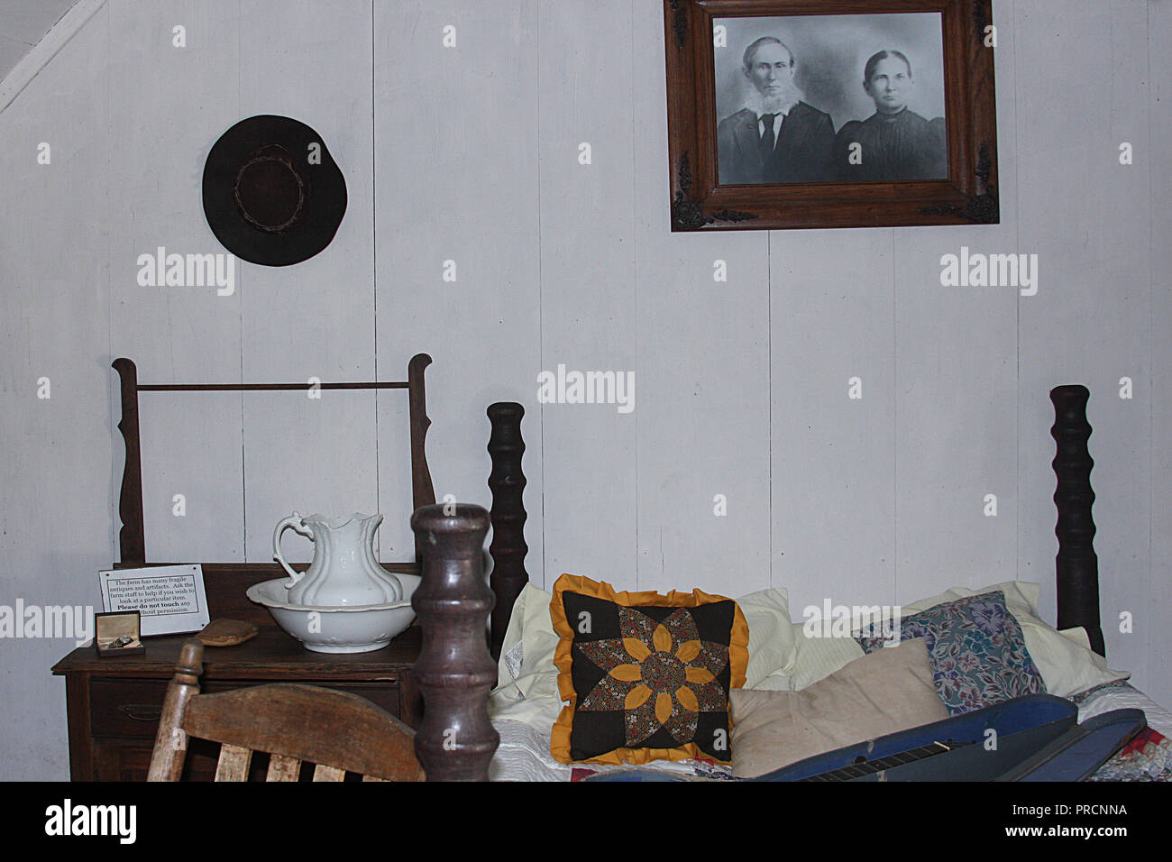 Camera da letto della storica casa di montagna in Virginia's Blue Ridge Parkway, Stati Uniti. Johnson Farm, 1930. Foto Stock