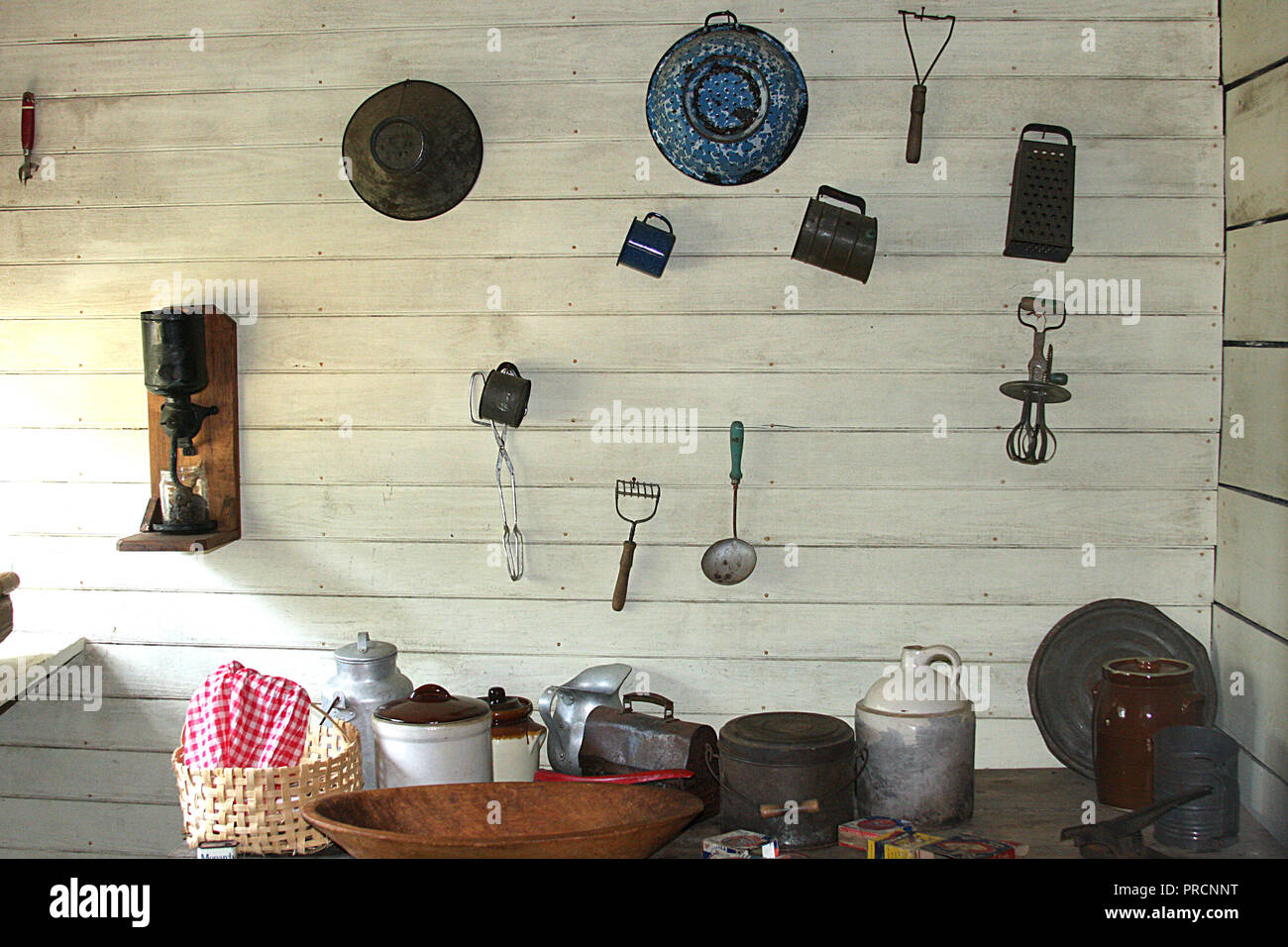 Oggetti conservati ed esposti nella storica casa di montagna in Virginia Blue Ridge Parkway. Fattoria di Johnson, 1930. Foto Stock