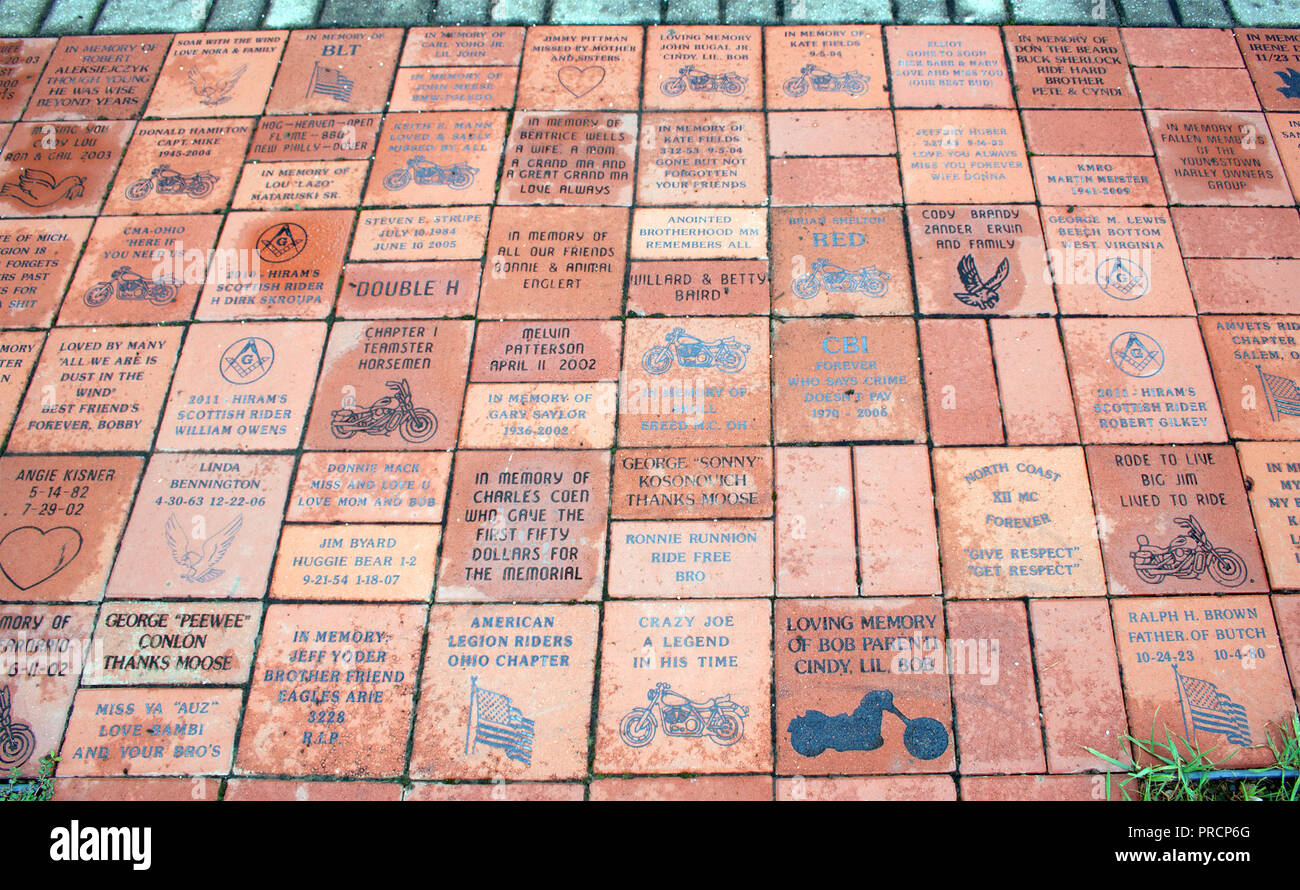Il Fallen Motorcycle Riders Memorial di Hopedale, Ohio, onora i motociclisti persi sulla strada con un muro di granito nero e nomi incisi. Foto Stock