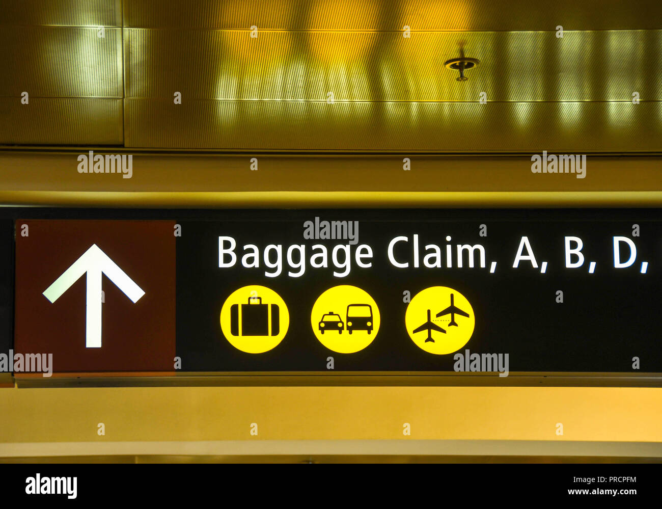 SEATTLE TACOMA AIRPORT, WA, Stati Uniti d'America - Giugno 2018: cartello luminoso all'interno dell'edificio del terminal a Seattle Tacoma Airport che mostra la direzione verso il bagg Foto Stock