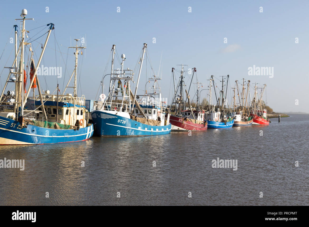 I pescherecci da traino e i pescherecci in un porto Foto Stock