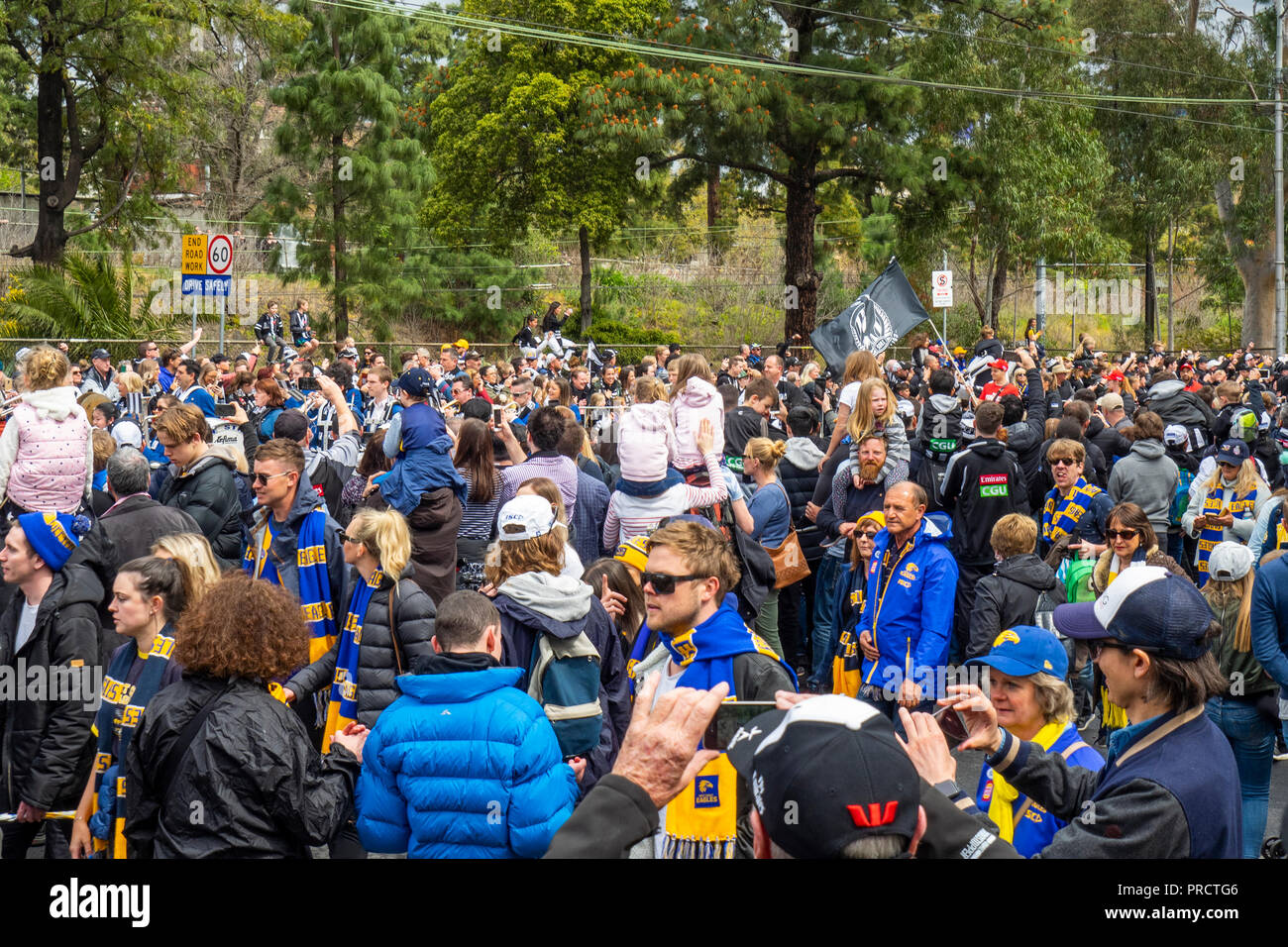 West Coast Eagles e Collingwood tifosi e sostenitori a 2018 AFL Grand Final Parade, Melbourne Victoria Australia. Foto Stock