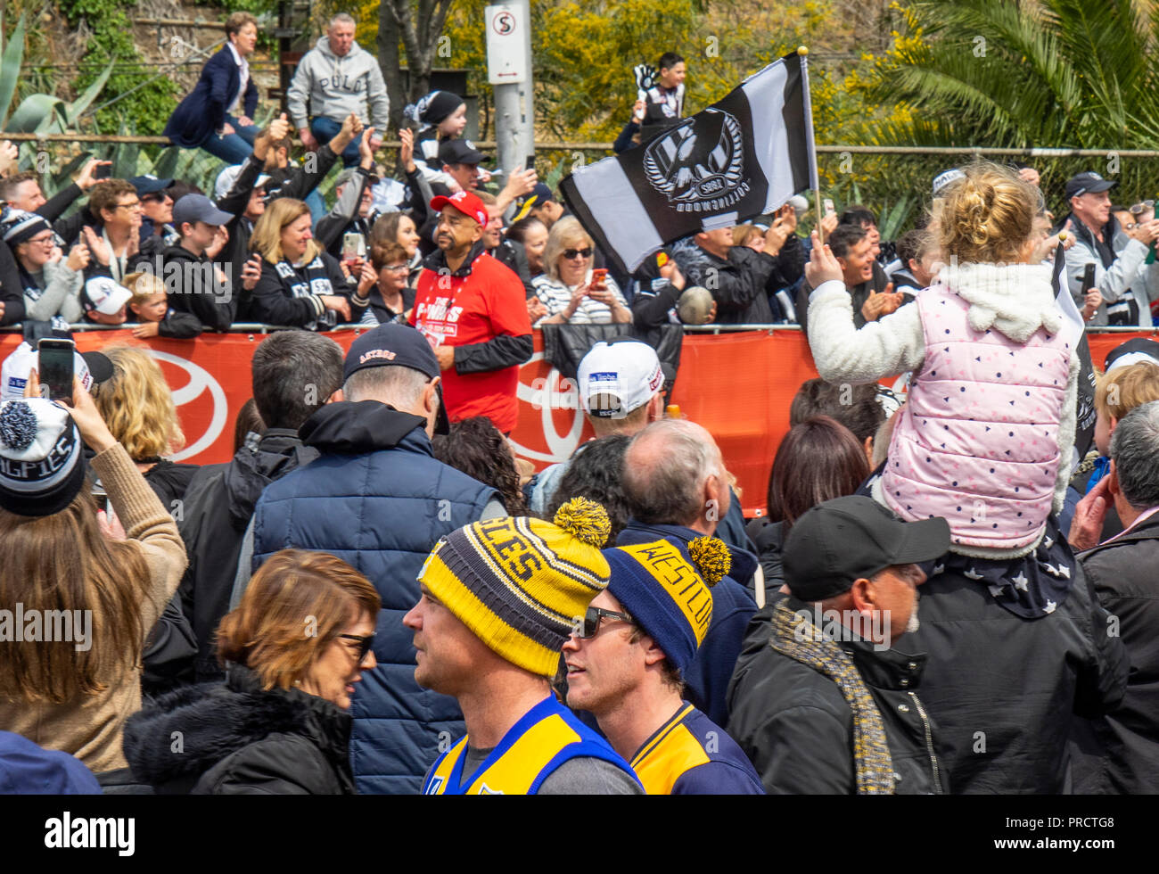 West Coast Eagles e Collingwood tifosi e sostenitori a 2018 AFL Grand Final Parade, Melbourne Victoria Australia. Foto Stock