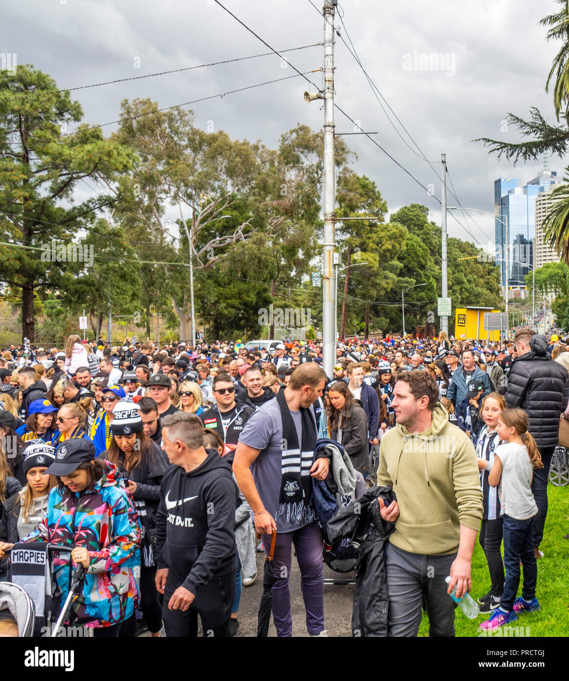 West Coast Eagles e Collingwood tifosi e sostenitori a 2018 AFL Grand Final Parade, Melbourne Victoria Australia. Foto Stock