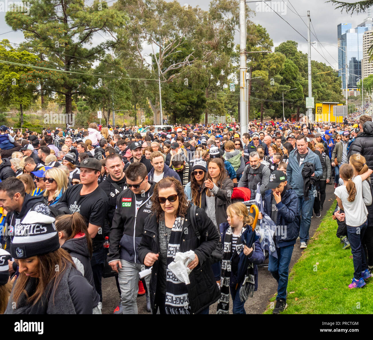 West Coast Eagles e Collingwood tifosi e sostenitori a 2018 AFL Grand Final Parade, Melbourne Victoria Australia. Foto Stock