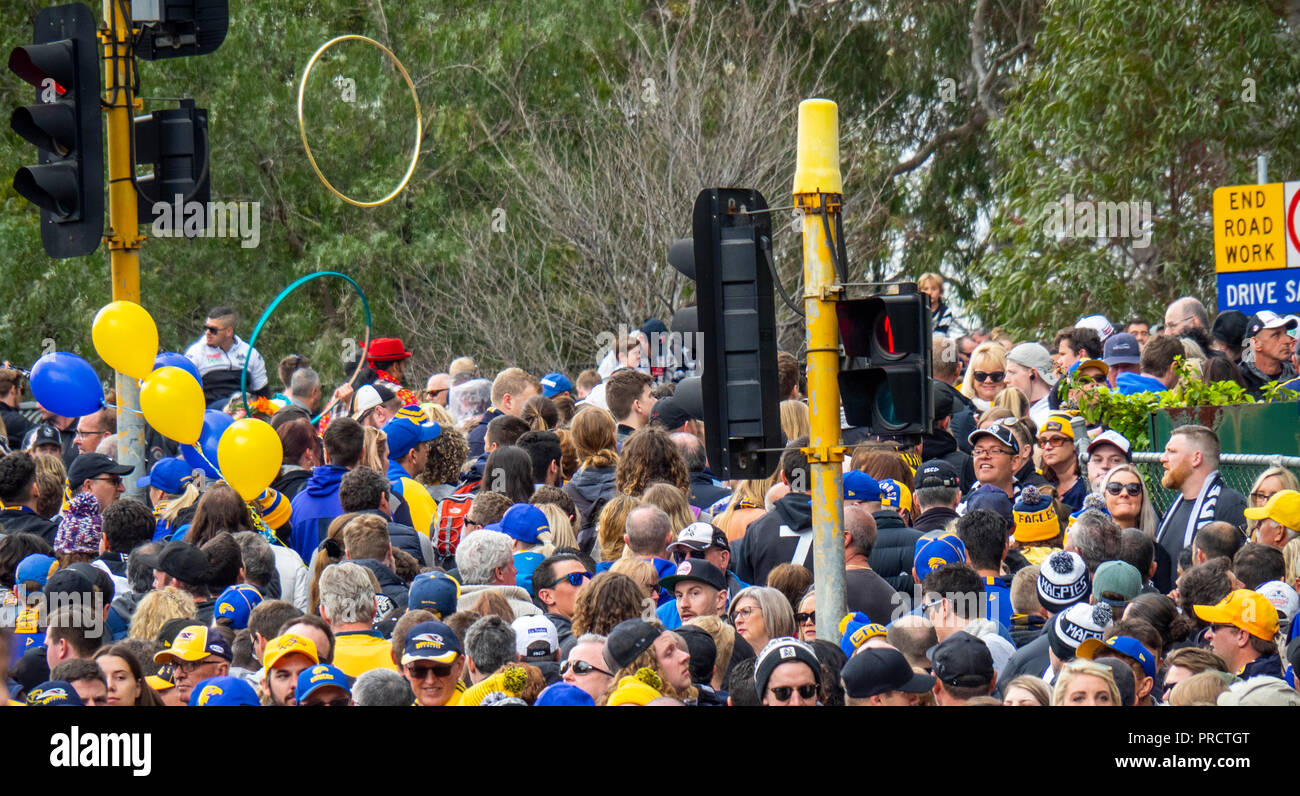 West Coast Eagles e Collingwood tifosi e sostenitori a 2018 AFL Grand Final Parade, Melbourne Victoria Australia. Foto Stock