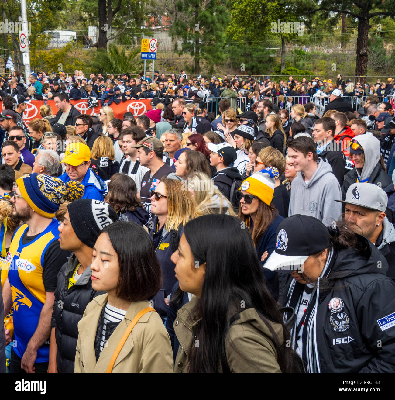 West Coast Eagles e Collingwood tifosi e sostenitori a 2018 AFL Grand Final Parade, Melbourne Victoria Australia. Foto Stock