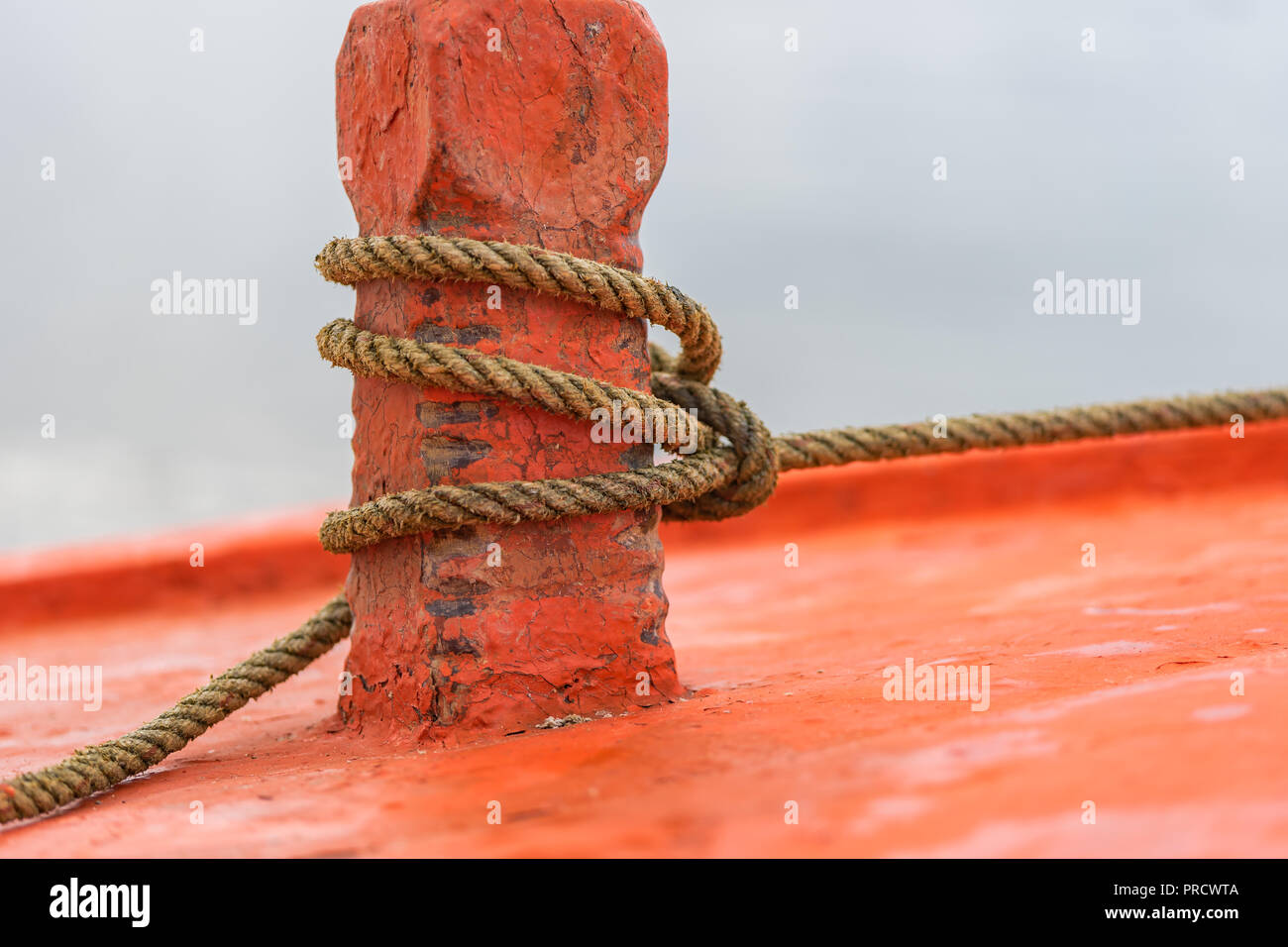 Una barca da pesca ormeggiate mediante una fune. Foto Stock