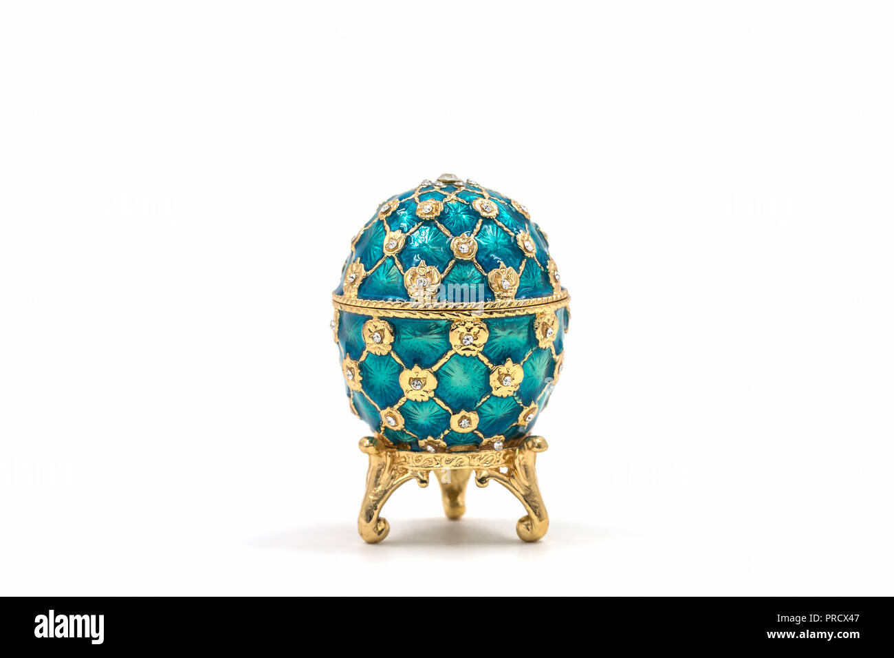 Uova di Faberge su sfondo bianco. Ceramico decorativo uovo di pasqua per la gioielleria. Foto Stock