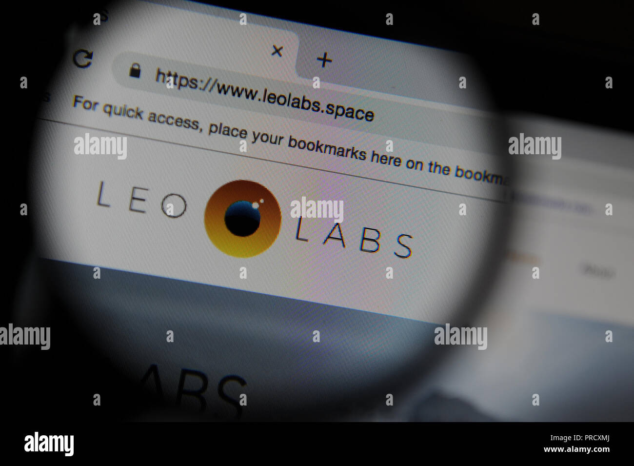 Nastri LeoLabs visto attraverso una lente di ingrandimento Foto Stock