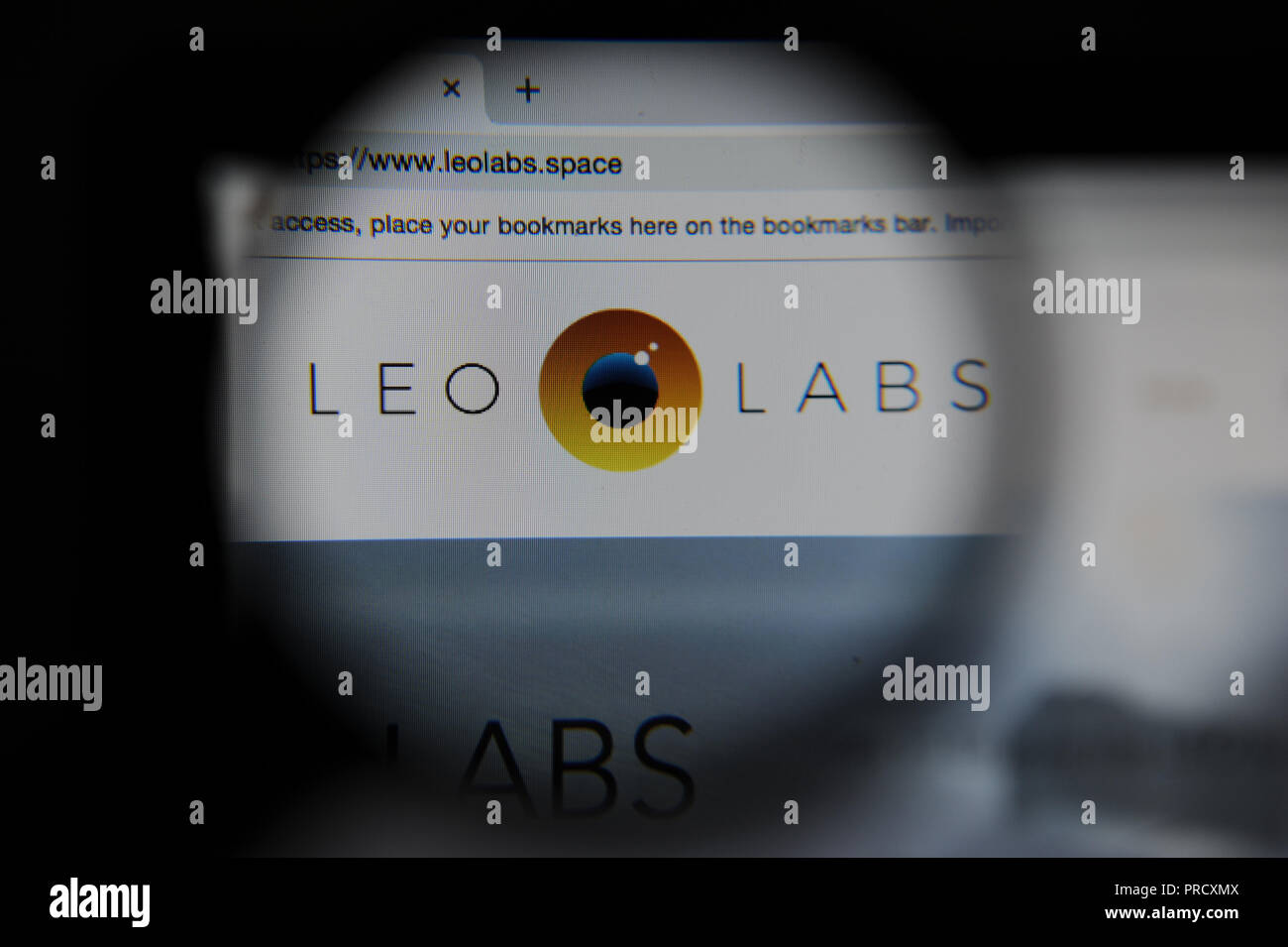 Nastri LeoLabs visto attraverso una lente di ingrandimento Foto Stock