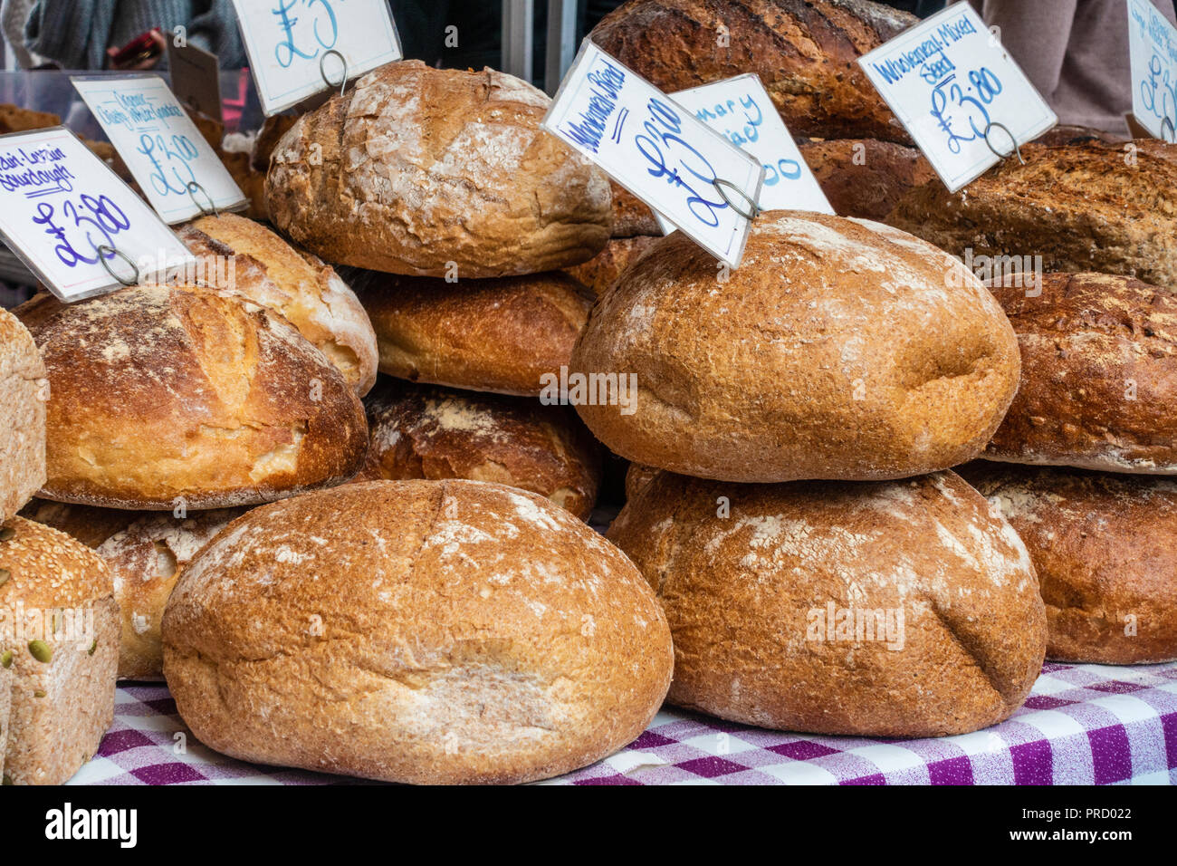 Pane appena sfornato in vendita su un mercato di agricoltori. Foto Stock