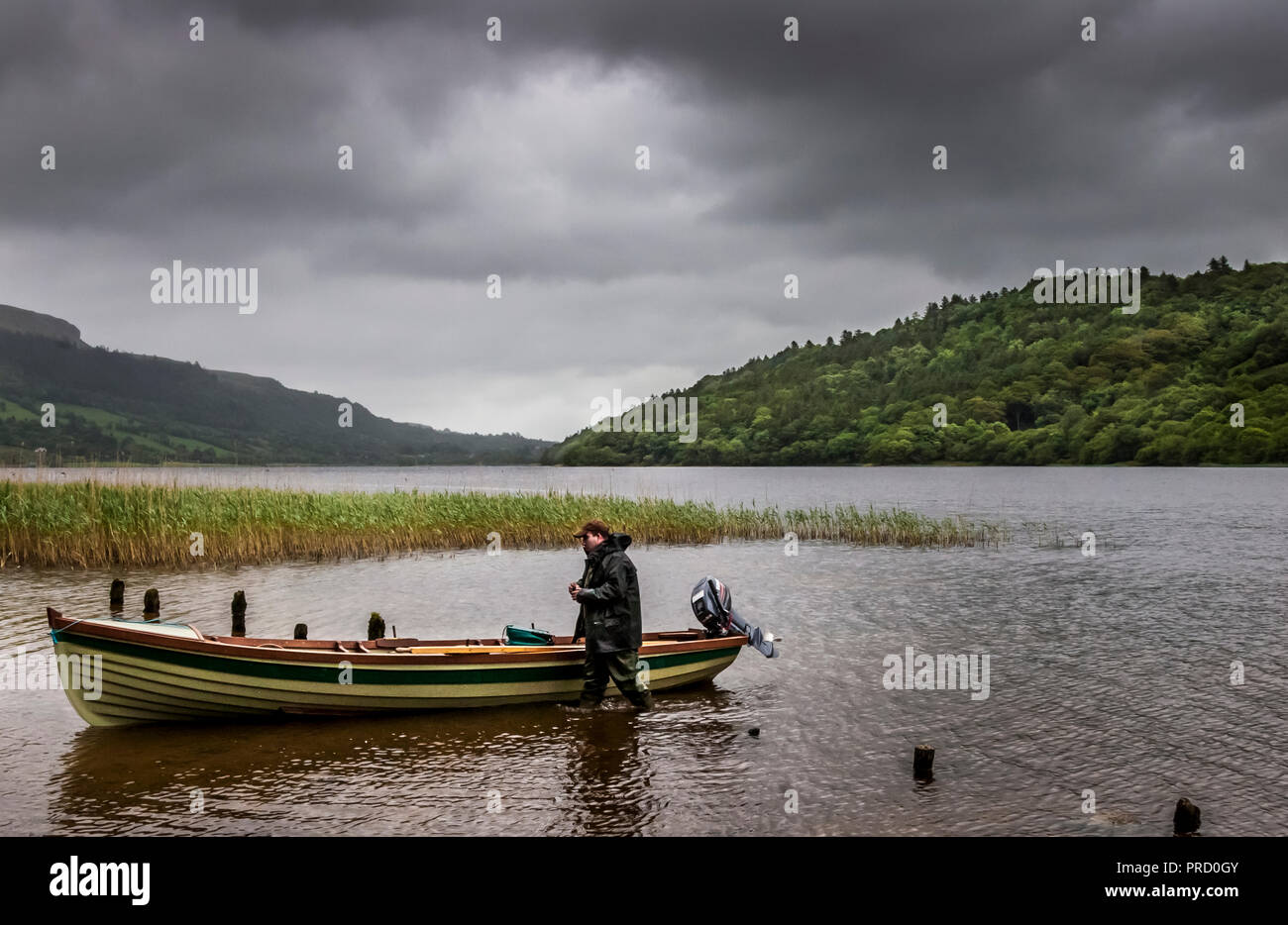 Mayo, Irlanda. Xiii Giugno, 2005. Un pescatore si prepara a prendere la sua barca su di un lago in Co. Mayo, Irlanda. Foto Stock